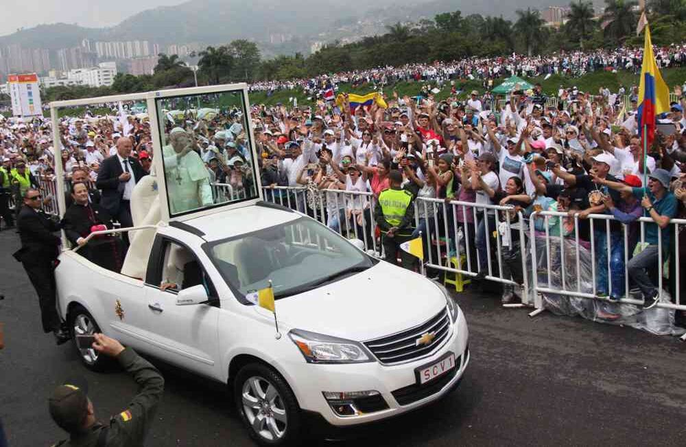 La llegada del papa Francisco paralizó el aeropuerto. Miles de personas lo recibieron.  Foto: Pablo Andrés Monsalve//SEMANA.