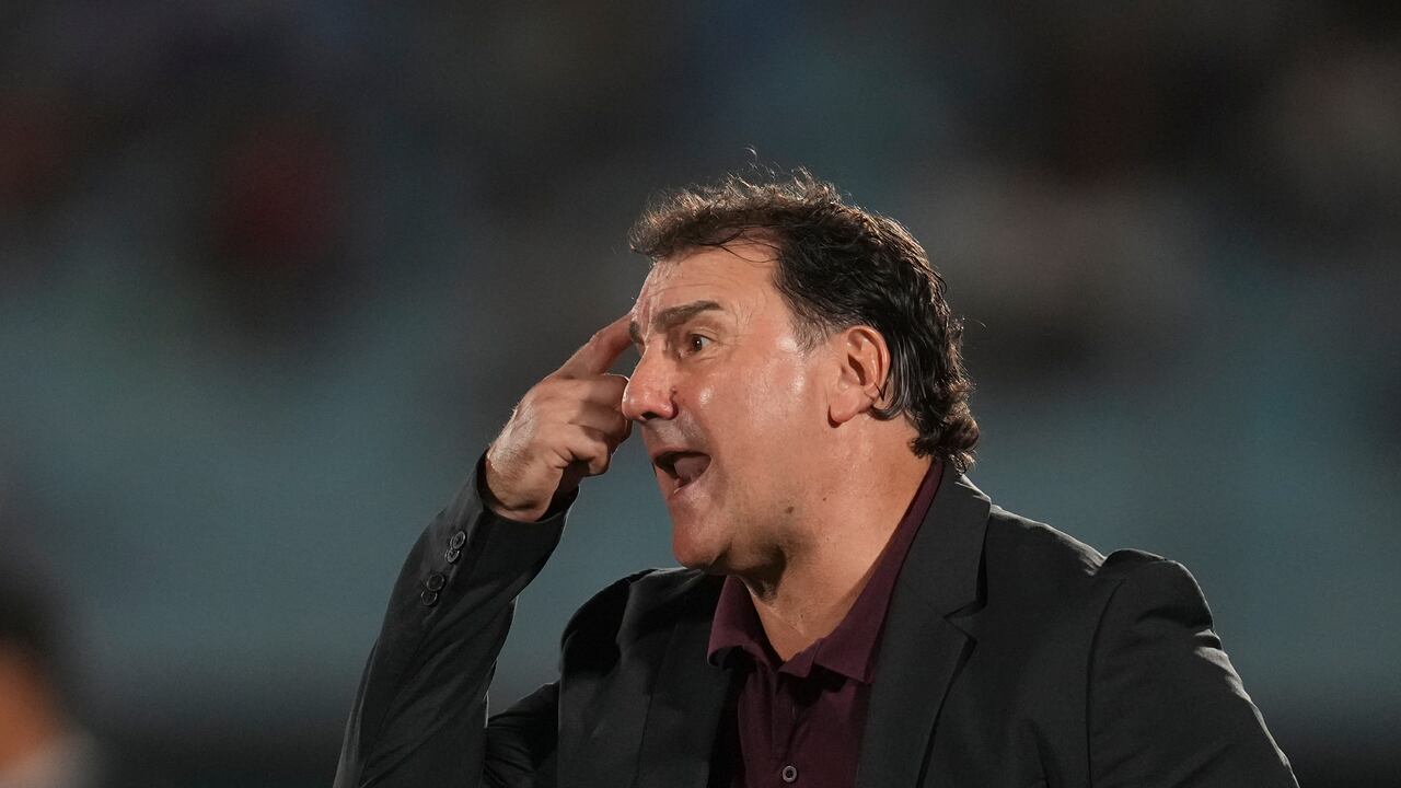 El entrenador de Colombia, Néstor Lorenzo, reacciona durante un partido de fútbol de clasificación para la Copa Mundial de la Fifa 2026 contra Uruguay en Montevideo, Uruguay, el viernes 15 de noviembre de 2024.