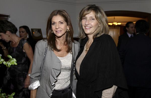 Mónica de Morris y Sandra Pearson de Ángel.