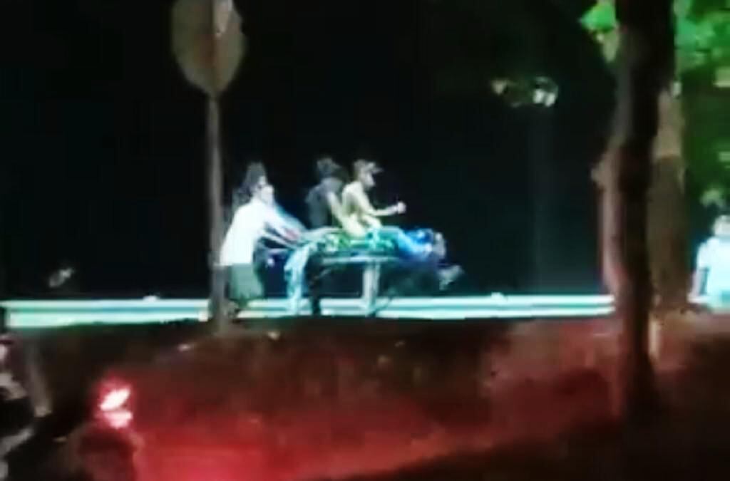 Un grupo de personas juega con una camilla en medio del paro minero en Caucasia