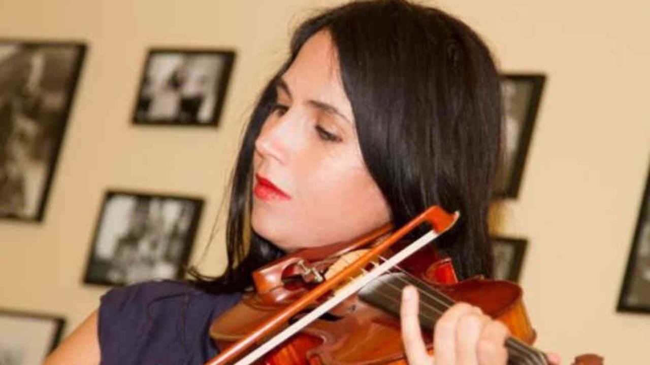 La temporada de Jessica Hindman con la orquesta falsa la condujo a problemas de drogadicción y de salud mental.