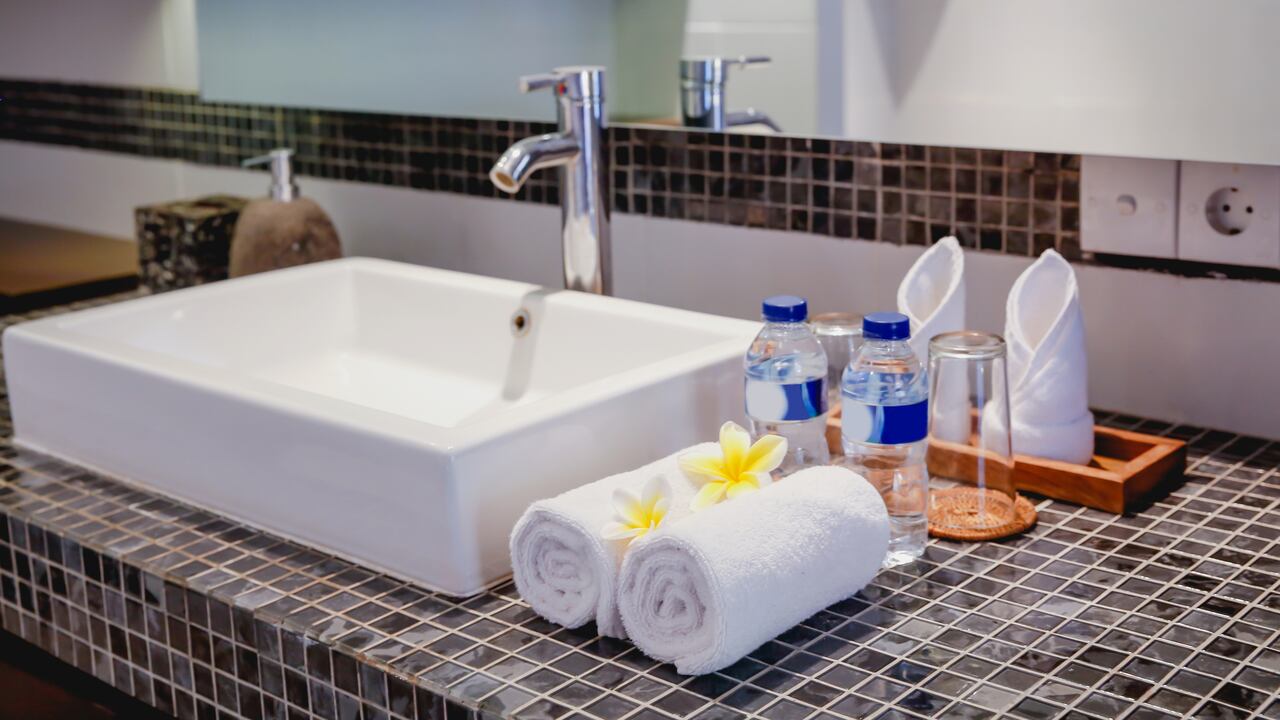 Mantener el baño ordenado es clave para evitar humedad y malos olores.