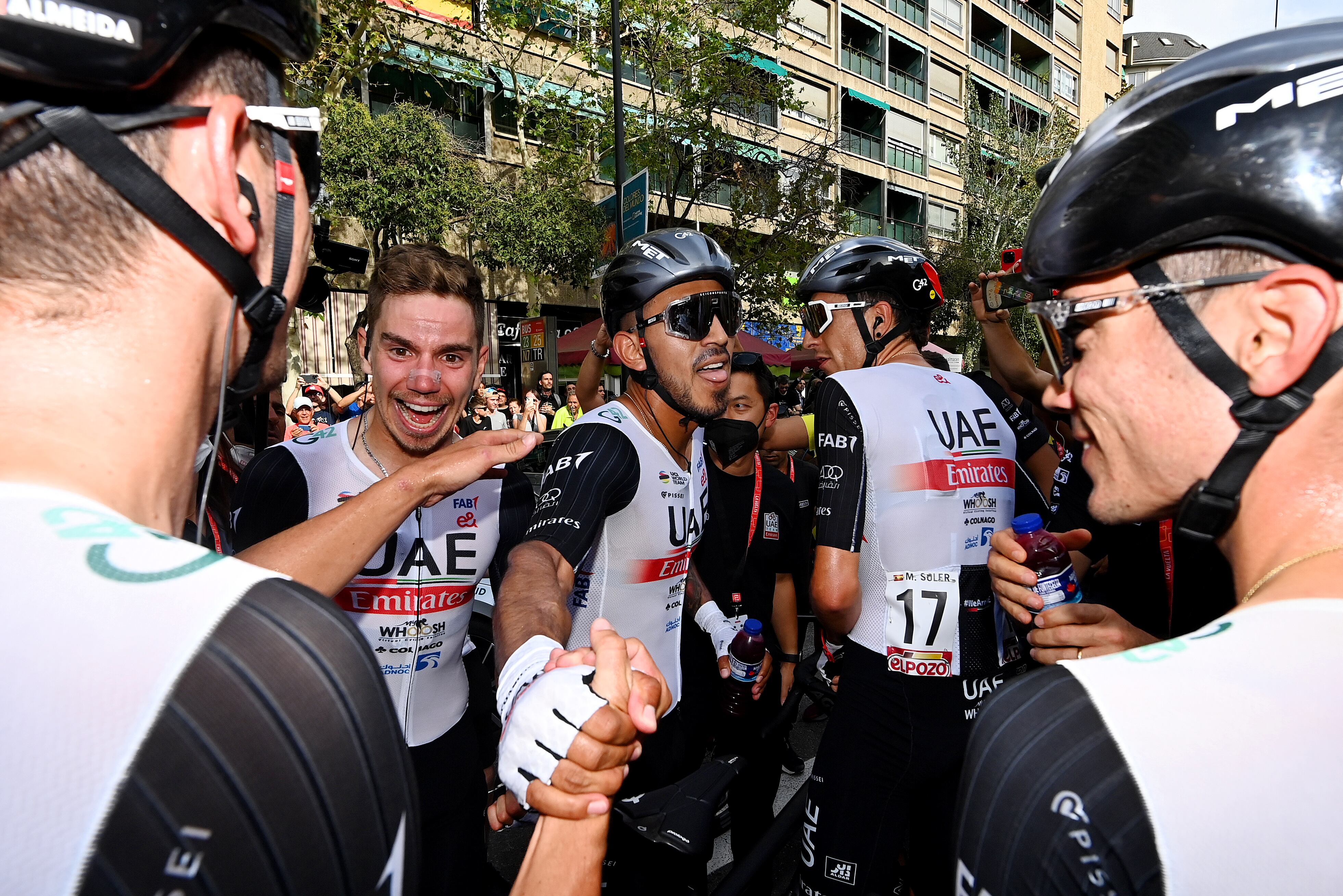 ZARAGOZA, ESPAÑA - 7 DE SEPTIEMBRE: El ganador de la etapa Juan Sebastián Molano Benavides de Colombia y UAE Team Emirates reacciona con sus compañeros después de la 78.ª Vuelta a España 2023, Etapa 12 a 150,6 km de Ólvega a Zaragoza / #UCIWT / el 7 de septiembre de 2023 en Zaragoza, España. (Foto de Tim de Waele/Getty Images)