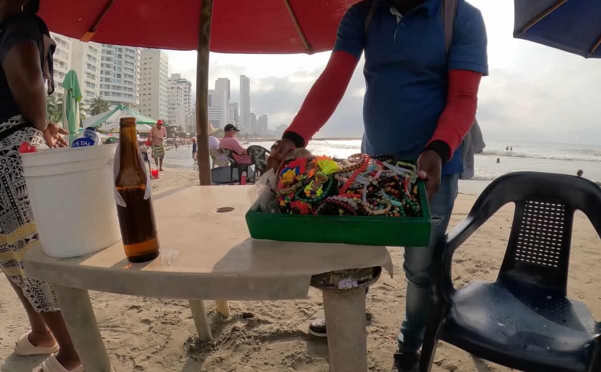Extranjero mostró como los vendedores estafan en Cartagena.