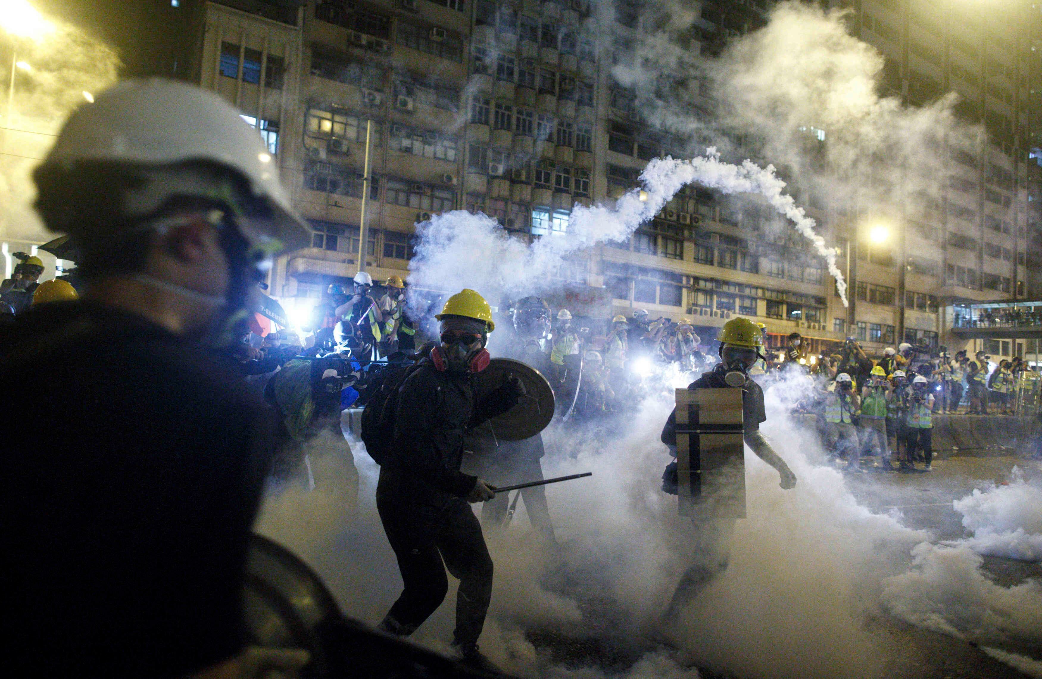 Las manifestaciones empezaron por un proyecto de ley que buscaba facilitar la extradición de ciudadanos de Hong Kong a la China continental, pero se tornó en un movimiento más amplio; busca reformas democráticas. Foto: AP