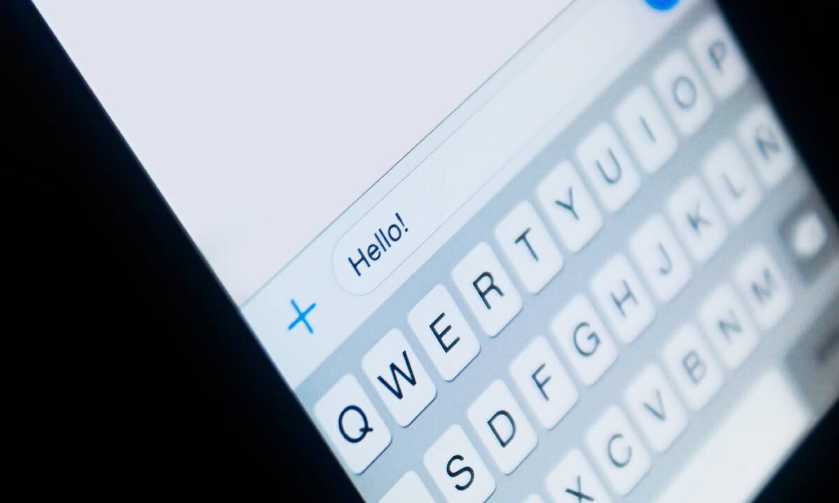 Trucos de WhatsApp para leer mensajes en grupos sin dejar huella de lectura. Foto:  Javier Calvete (Getty Images)