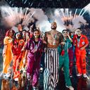 Maluma comparte con sus bailarines tras terminar el concierto "Medallo en el mapa".