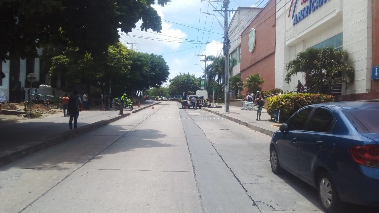 Momento en el que la Policía realiza el operativo de control en la zona donde fue hallada la maleta.