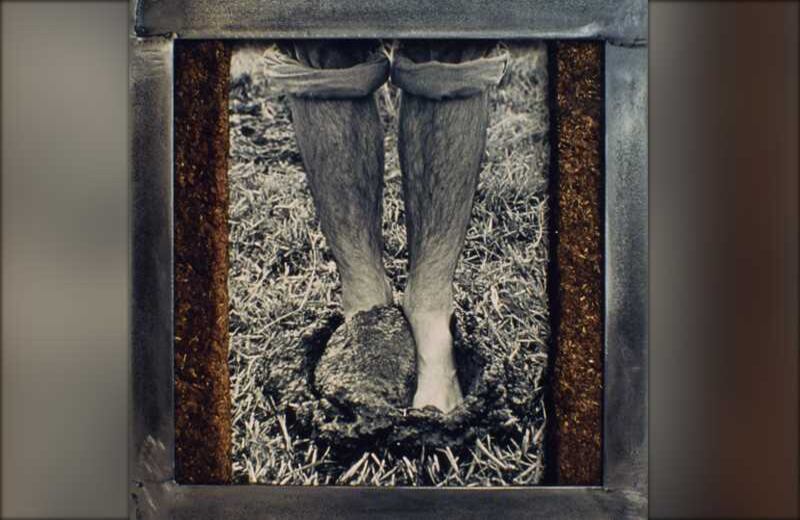 Sin título (foto de pies en boñiga y marco de boñiga). Foto : cortesía Museo de Arte Universidad Nacional.