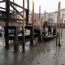Los pasajeros se bajan de una góndola anclada a lo largo de un canal durante una marea baja en Venecia, Italia, el martes 21 de febrero de 2023. Algunos de los canales secundarios de Venecia prácticamente se han secado últimamente debido a un período prolongado de mareas bajas vinculado a una alta presión persistente. sistema meteorológico.