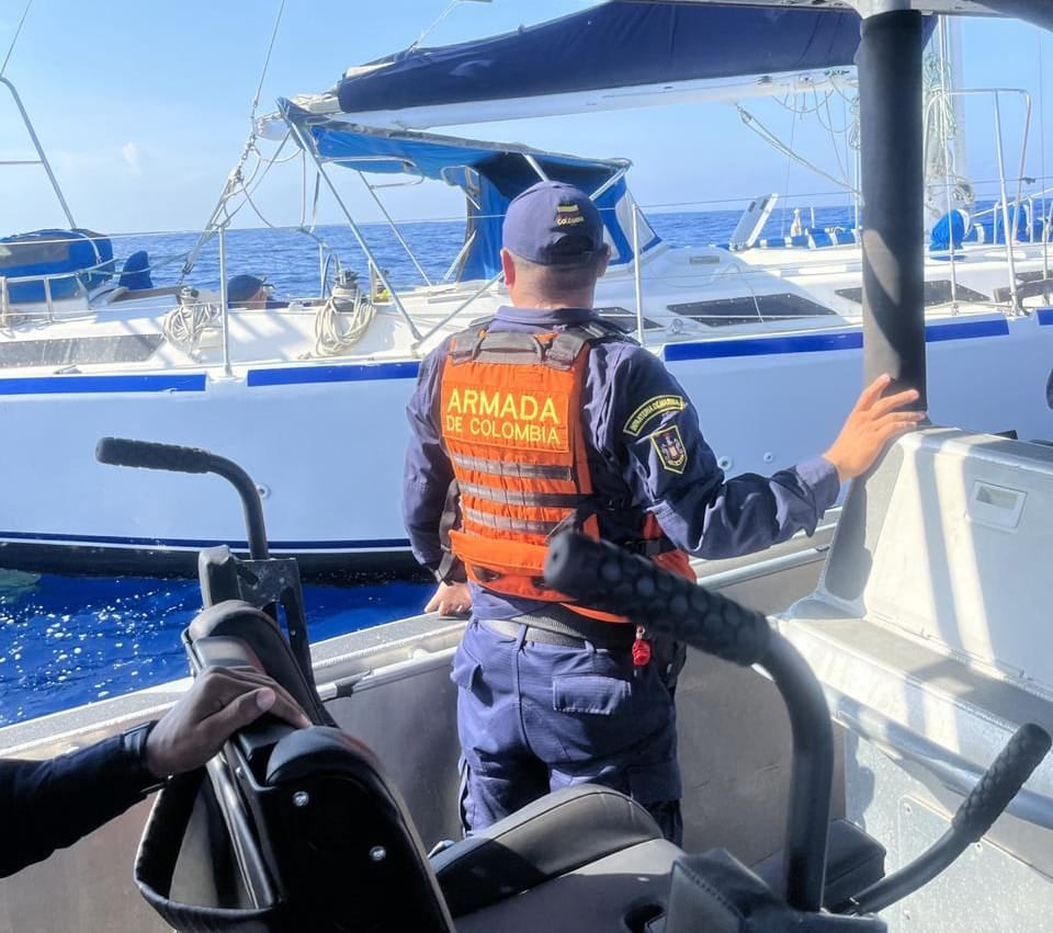 El velero, que tenía como destino el archipiélago de San Andrés y Providencia, fue remolcado por una unidad naval hasta la estación de Guardacostas de Cartagena.