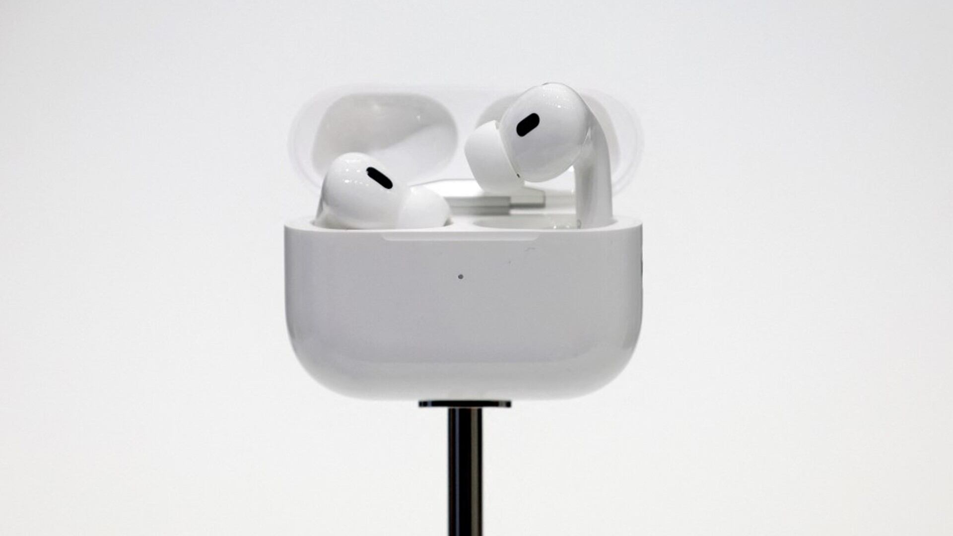 AirPods 4 estrenan un diseño más confortable, incorporan ANC y reducen el tamaño de su caja.