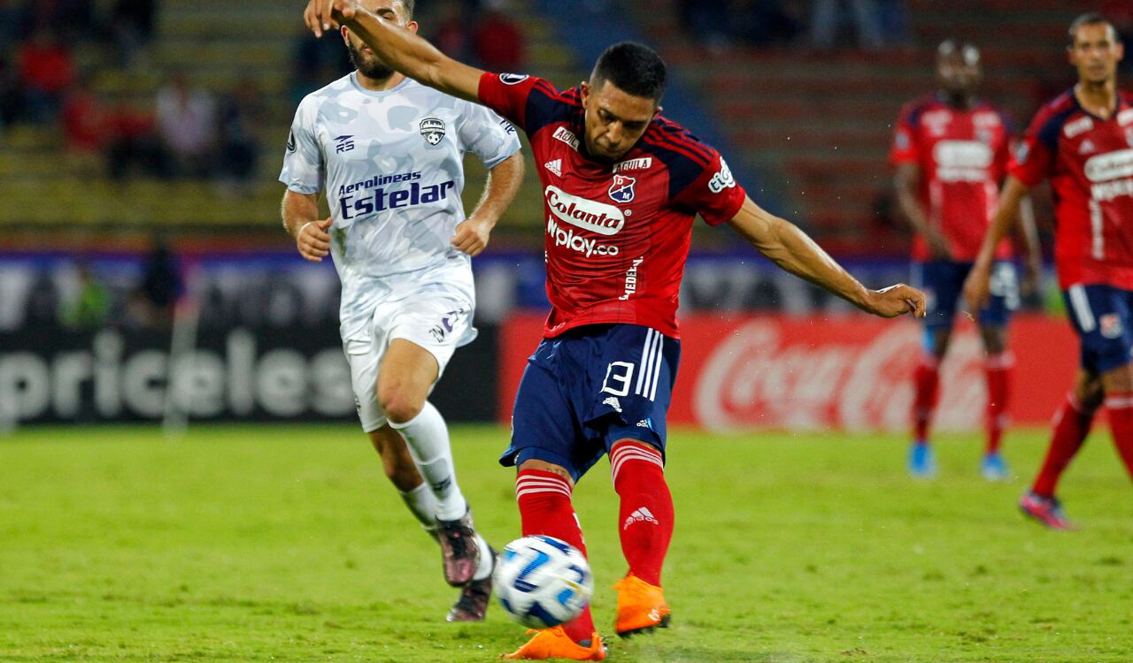 El lateral del DIM, por poco 'peca y reza' en Libertadores.