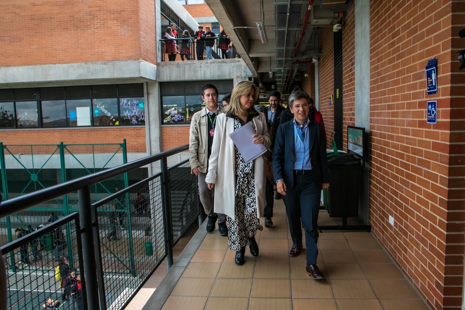 Alcaldesa Claudia López  y la secretaria de Educación, Edna Bonilla.