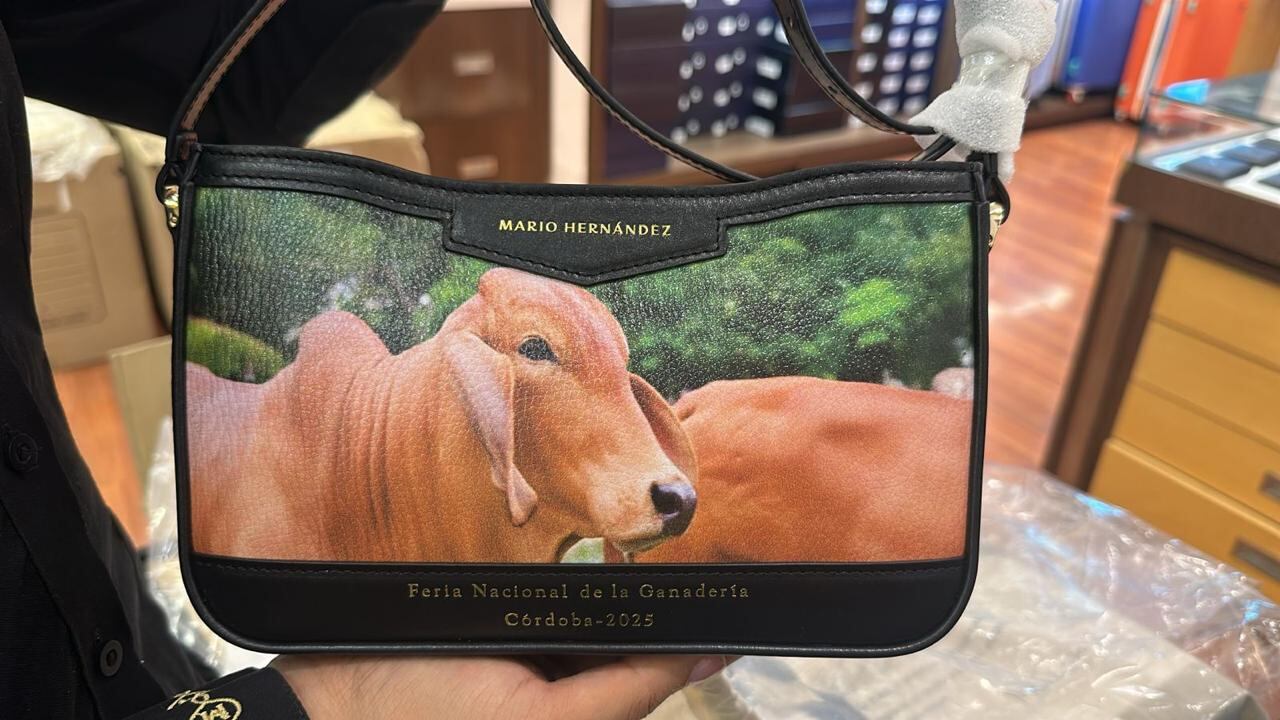 La reconocida marca Mario Hernández lanzó 12 bolsos en el marco de la Feria Nacional de Ganadería.