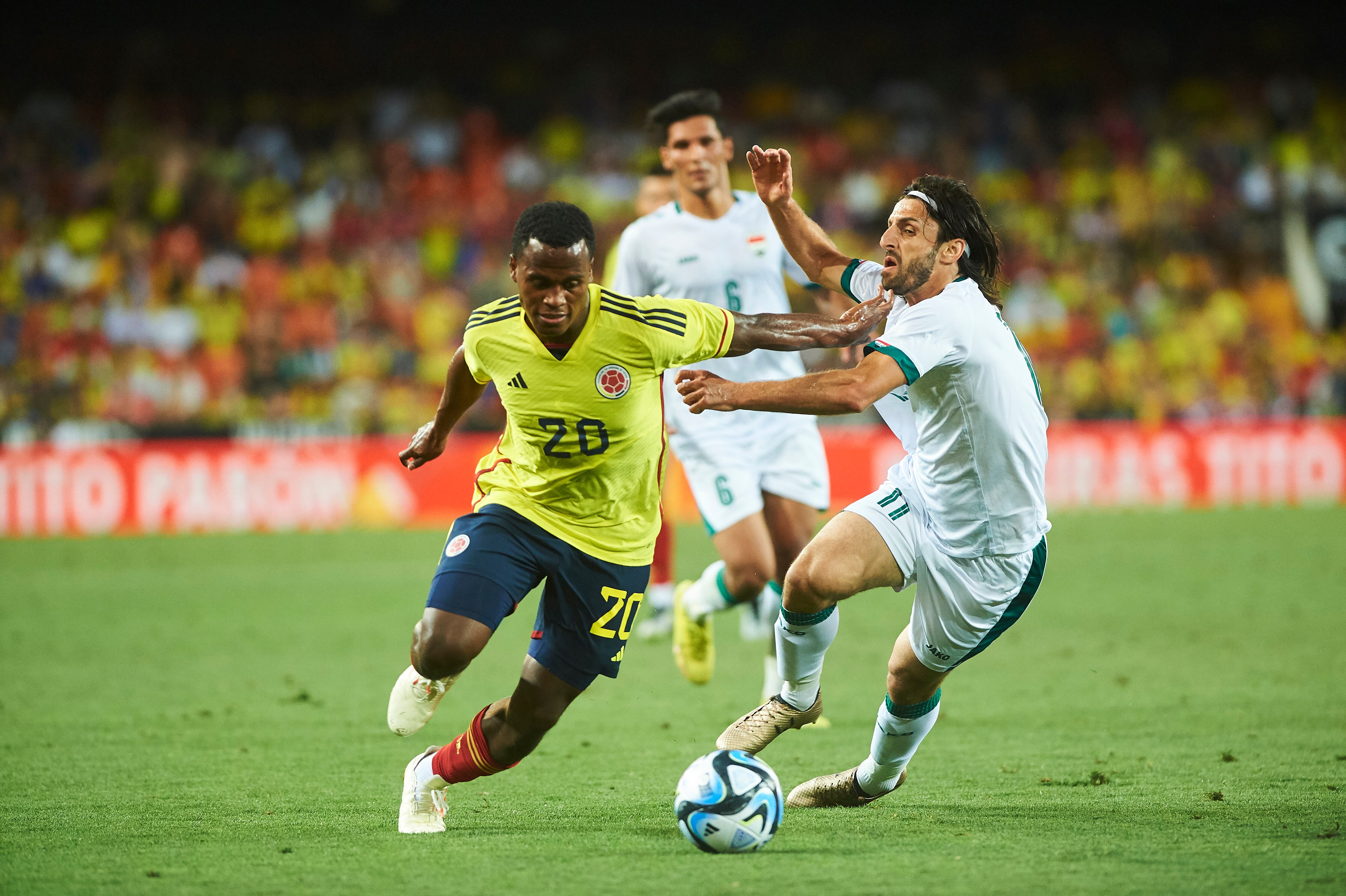 VALENCIA, ESPAÑA - 16 DE JUNIO: Jhon Arias de Colombia y Faraj Human de Irak luchan por el balón durante el partido amistoso internacional entre Colombia e Irak en el Estadio Mestalla el 16 de junio de 2023 en Valencia, España. (Foto de María José Segovia/DeFodi Images vía Getty Images)