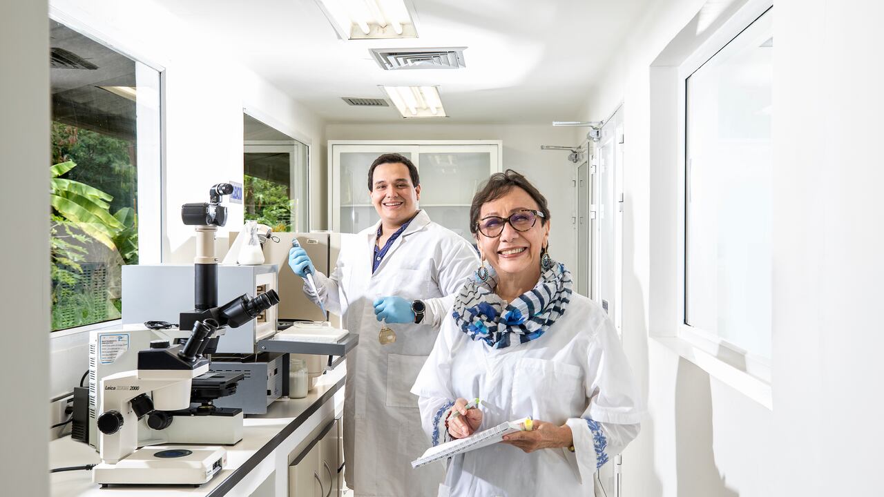 Eduardo Enciso Colaborador y Myriam Sánchez Directora de la corporación Biotec.
Premio a la Innovación social Allianz.
Cali Febrero 12 de 2021.
Foto: Juan Carlos Sierra-Revista Semana.