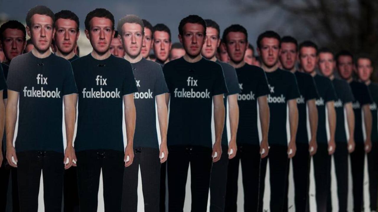 100 recortes de tamaño real del CEO de Facebook, Mark Zuckerberg, se sientan en el césped del Capitolio de los EE. UU. el 10 de abril de 2018 en Washington, DC. El grupo de defensa Avaaz colocó los recortes en el césped para llamar la atención sobre los supuestos cientos de millones de cuentas falsas que aún difunden desinformación en Facebook antes de la audiencia de Zuckerberg ante el Comité Senatorial de Comercio, Ciencia y Transporte y el Comité Judicial del Senado. (Foto por Zach Gibson / Getty Images)