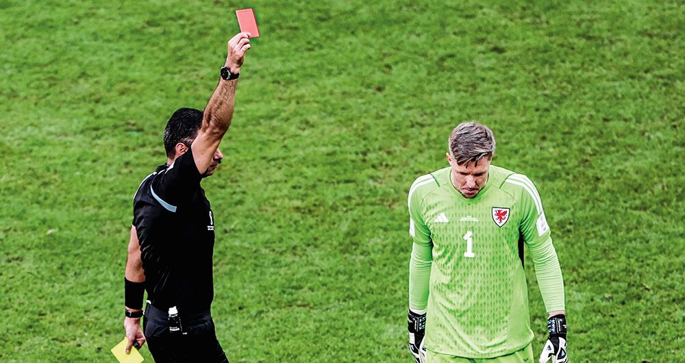 Wayne Hennessey, arquero de Gales, es el primer expulsado del Mundial.