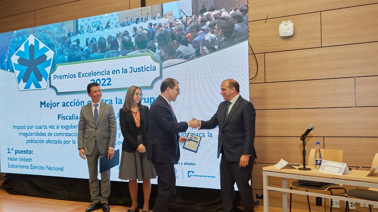 El fiscal general, Francisco Barbosa recibió el premio en la categoría mejor acción contra la corrupción