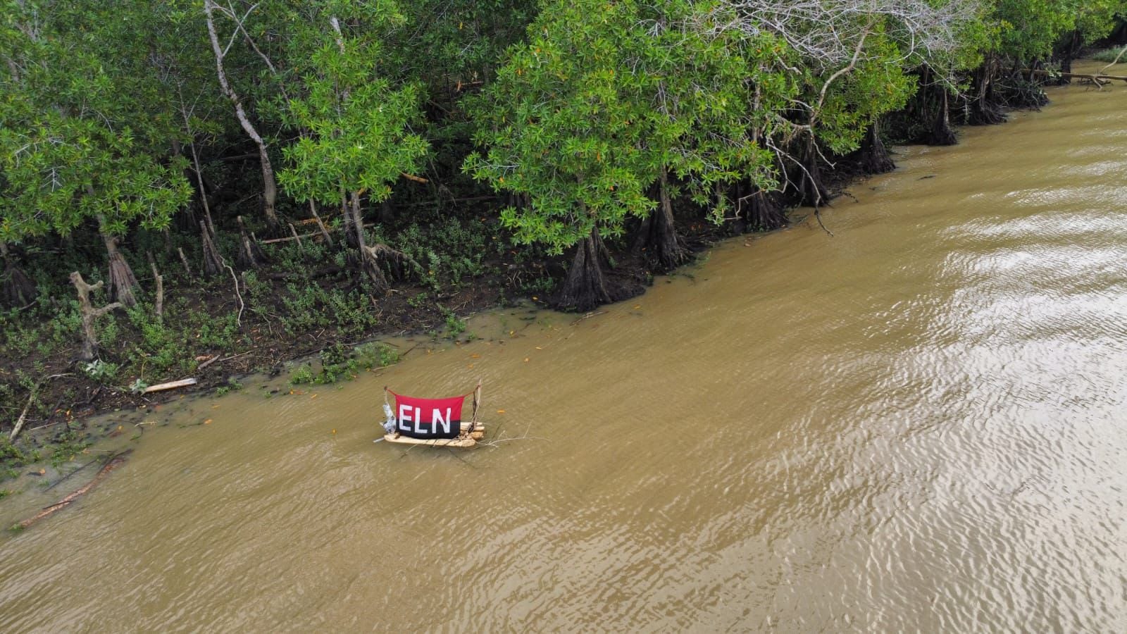 Desactivan de manera controlada explosivos del ELN en barcaza artesanal en Chocó.