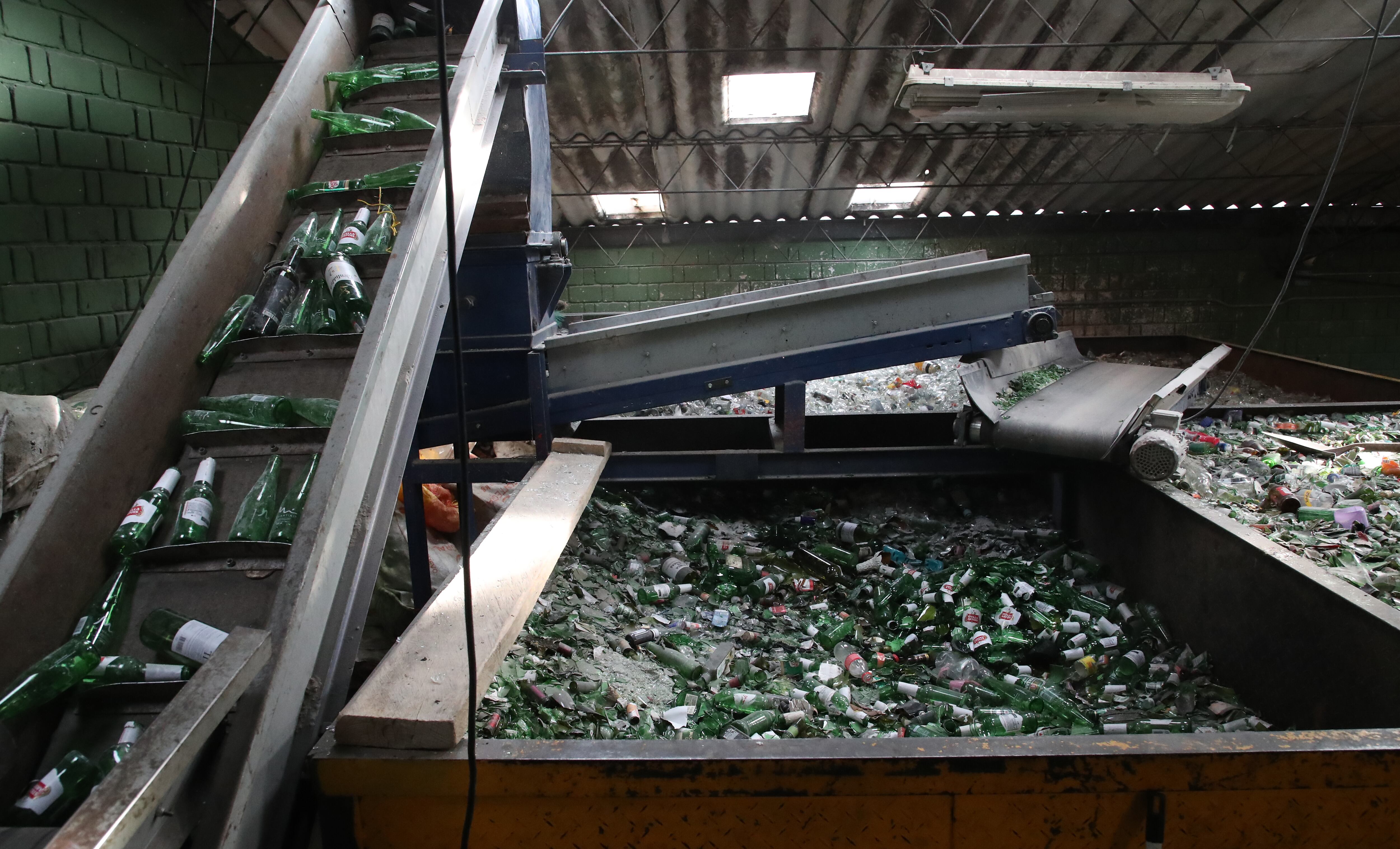 En la trituradora de vidrio caben hasta 20 toneladas de vidrio pulverizado.