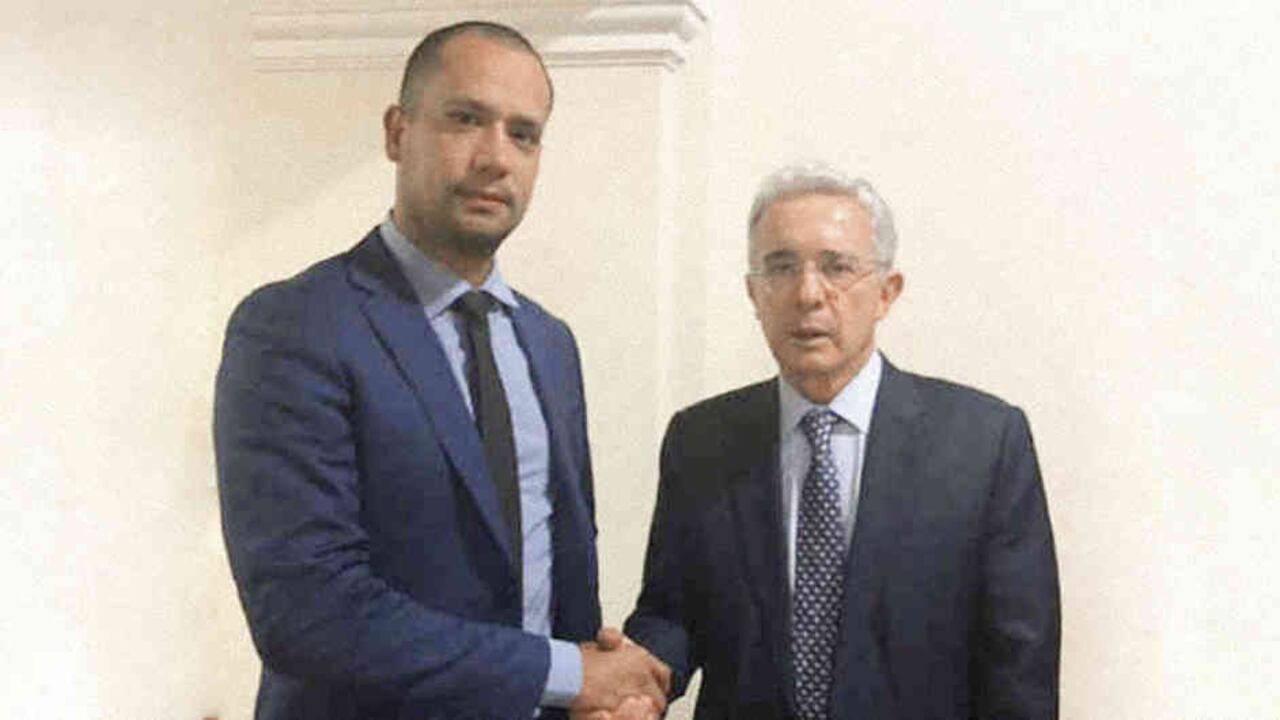 El abogado del expresidente Uribe, Diego Cadena, visitó decenas de cárceles en Colombia y Estados Unidos.