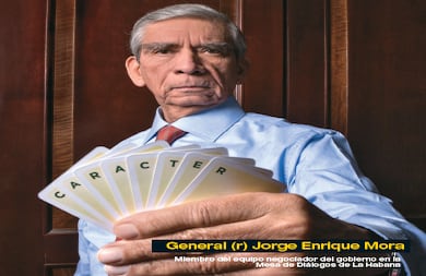 Cuando el general Jorge Enrique Mora asumió la comandancia del Ejército a finales de los años noventa, esa institución no podía estar peor. Durante dos años las tropas habían sufrido golpes humillantes de la guerrilla, había más de 400 soldados secuestrados, la moral estaba por el suelo. Por eso, su primera tarea fue animar una profunda reflexión interna sobre los cambios necesarios para salir de la crisis. Ese proceso dio como resultado una reestructuración profunda. Mora concluyó que ni las armas ni los helicópteros harían el cambio, “sino los hombres”.  Para enfrentar la más ardua guerra que estaba por venir, el soldado debía ser el centro de gravedad de la estrategia, así como el ciudadano y su derecho a la seguridad.Como Mora encarna dentro de las Fuerzas Armadas la decisión de alcanzar la victoria militar, el presidente Juan Manuel Santos lo llamó para hacer parte de la Mesa de Conversaciones de La Habana. No dudó en aceptar pues sabía que su trabajo en el campo de batalla había logrado convencer a las Farc de que las armas no eran el camino. Estos tres años han sido duros. No le ha sido fácil entender las lógicas de una negociación política. Tampoco lo ha sido sentarse frente a sus adversarios, reconocerles su humanidad y, a veces, sus razones. Quizá lo más arduo ha sido transformar el escepticismo y la incertidumbre de los miles de soldados y oficiales que se juegan la vida en la guerra, convencerlos de que la paz significará un cambio positivo para la institución castrense y no su debacle.Que Mora esté en La Habana le da confianza a un sector muy grande del país que le teme a un acuerdo de paz. Él representa el tránsito necesario entre la guerra y la paz y la esperanza de que convivir en medio de las diferencias políticas más radicales es una posibilidad real para los colombianos.