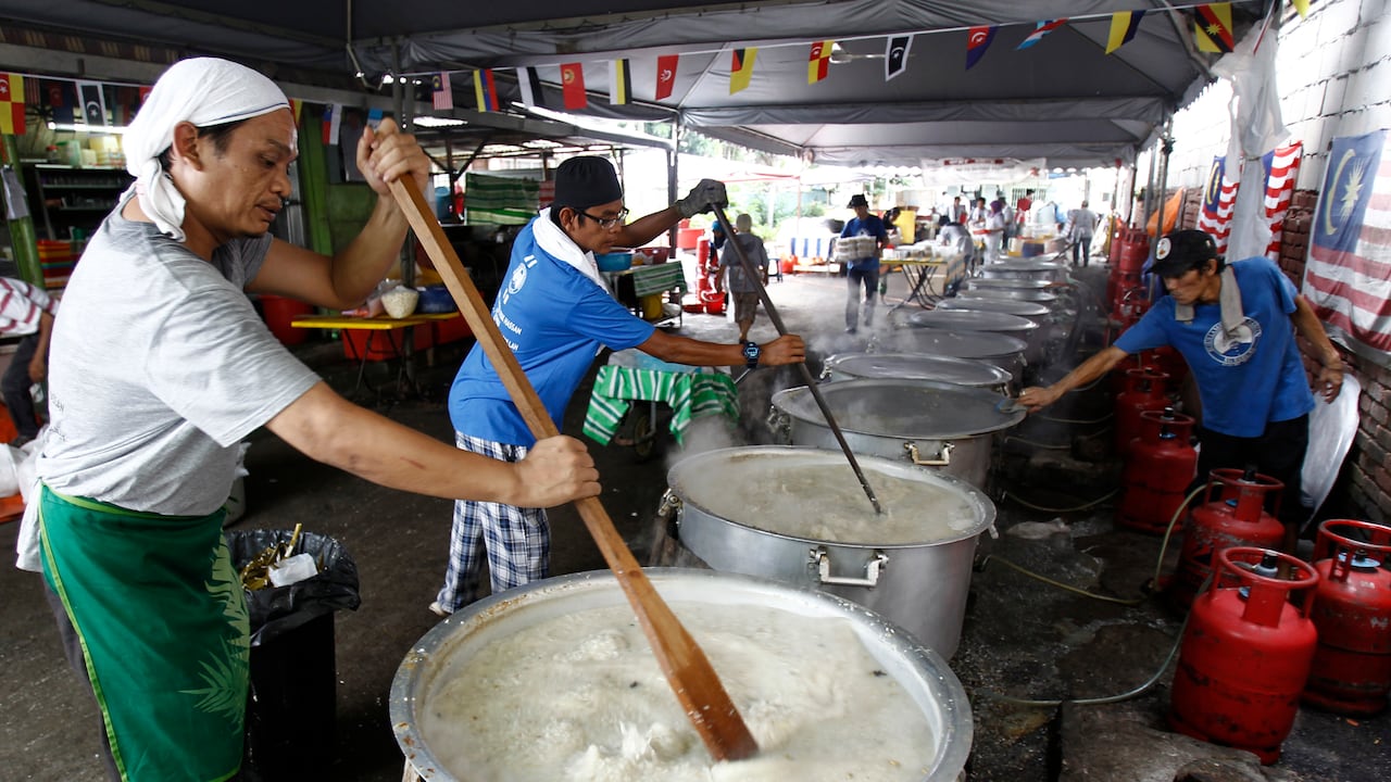 El Gobierno de Malasia dijo el lunes 2 de octubre que hay suficiente arroz disponible e instó a la gente a no acaparar arroz producido localmente después de que las recientes compras de pánico provocaran que los estantes de los supermercados y tiendas de comestibles se quedaran vacíos en todo el país. (Foto AP/Daniel Chan, Archivo)