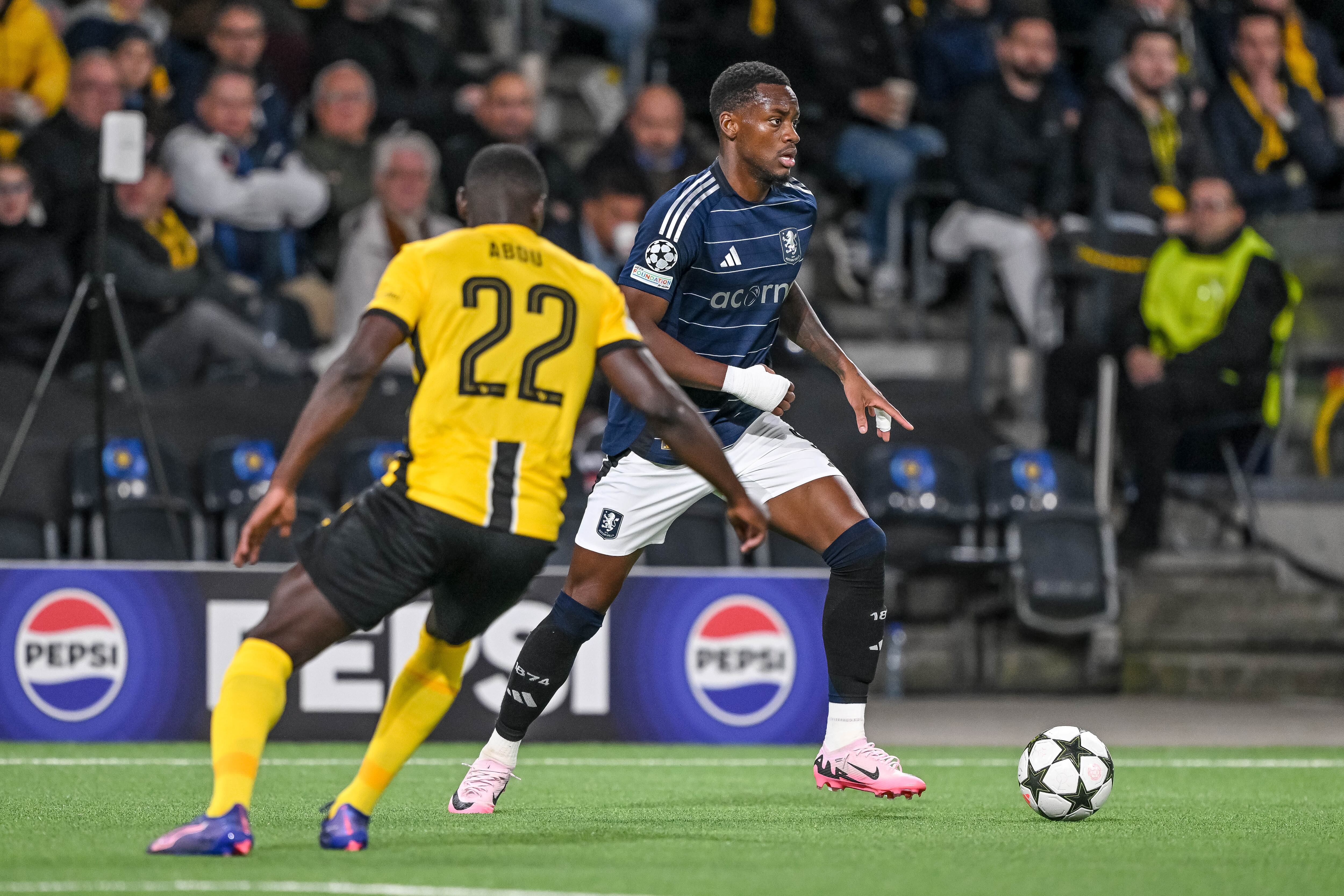 Jhon Duran del Aston Villa lucha por el balón durante el partido de la UEFA Champions League 2024/25 Liga Fase MD1 entre el BSC Young Boys y el Aston Villa FC en el Stadion Wankdorf el 17 de septiembre de 2024 en Berna, Suiza.