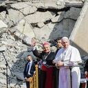 En esta imagen de archivo, el arzobispo de Mosul y Aqra, Najib Mikhael Moussa (izquierda), saluda parado junto al papa Francisco al inicio de un acto para rezar por las víctimas de la guerra en la plaza de la iglesia Hosh al-Bieaa, en Mosul, Irak, que en su día fue la capital de facto del Estado Islámico, el 7 de marzo de 2021. (AP Foto/Andrew Medichini, archivo)