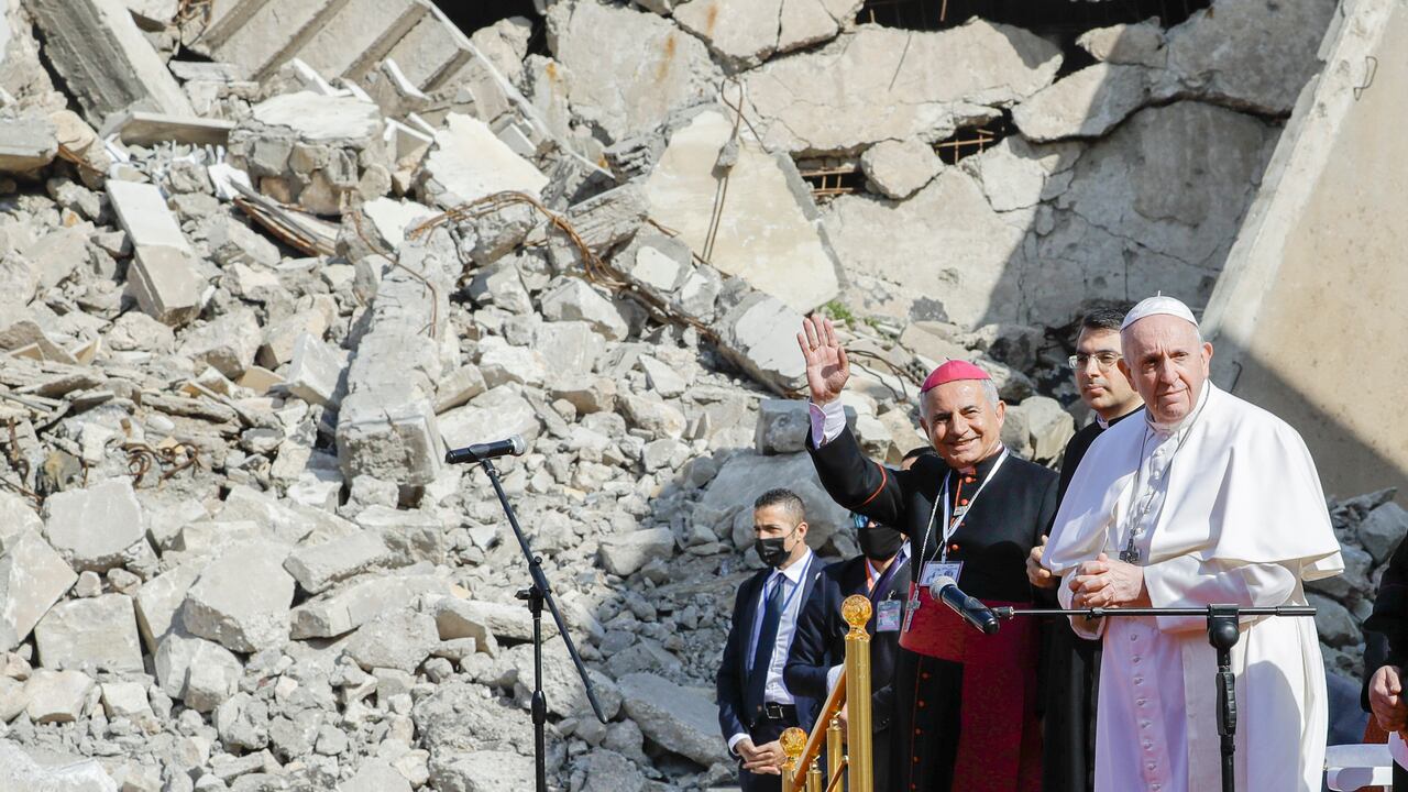 En esta imagen de archivo, el arzobispo de Mosul y Aqra, Najib Mikhael Moussa (izquierda), saluda parado junto al papa Francisco al inicio de un acto para rezar por las víctimas de la guerra en la plaza de la iglesia Hosh al-Bieaa, en Mosul, Irak, que en su día fue la capital de facto del Estado Islámico, el 7 de marzo de 2021. (AP Foto/Andrew Medichini, archivo).