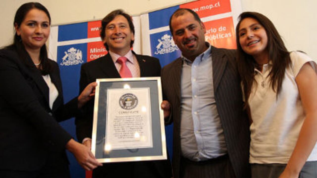 El ministro Golborne, comparte el certificado Guinness con el minero Mario Sepúlveda y la niña Paula Trujillo.
