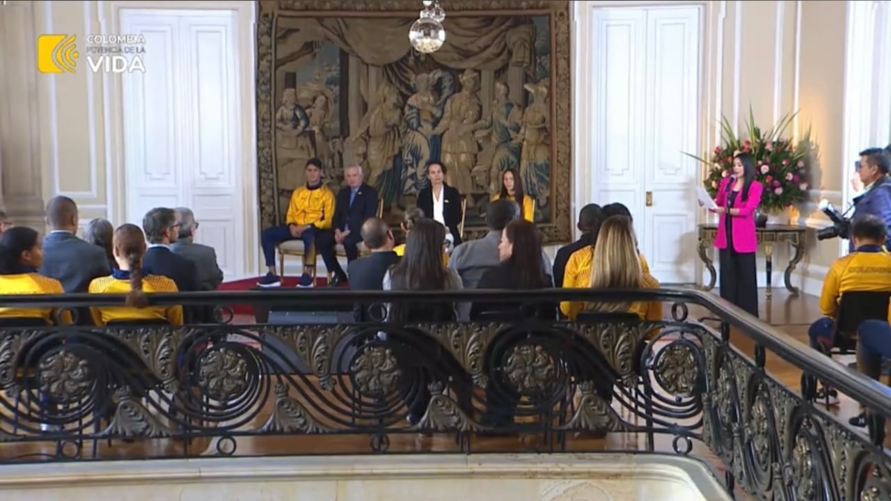 Evento entrega pabellón nacional deportistas colombianos