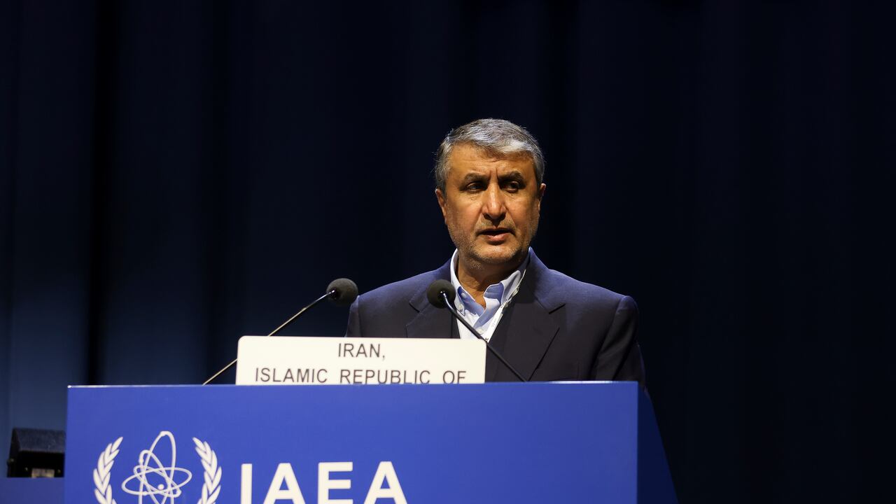 Mohammad Eslami, jefe de la Organización de Energía Atómica de Irán (AEOI) habla en la 66ª Conferencia General de la Agencia Internacional de Energía Atómica (OIEA) en Viena, Austria, el lunes 26 de septiembre de 2022. (AP Photo/Theresa Wey)