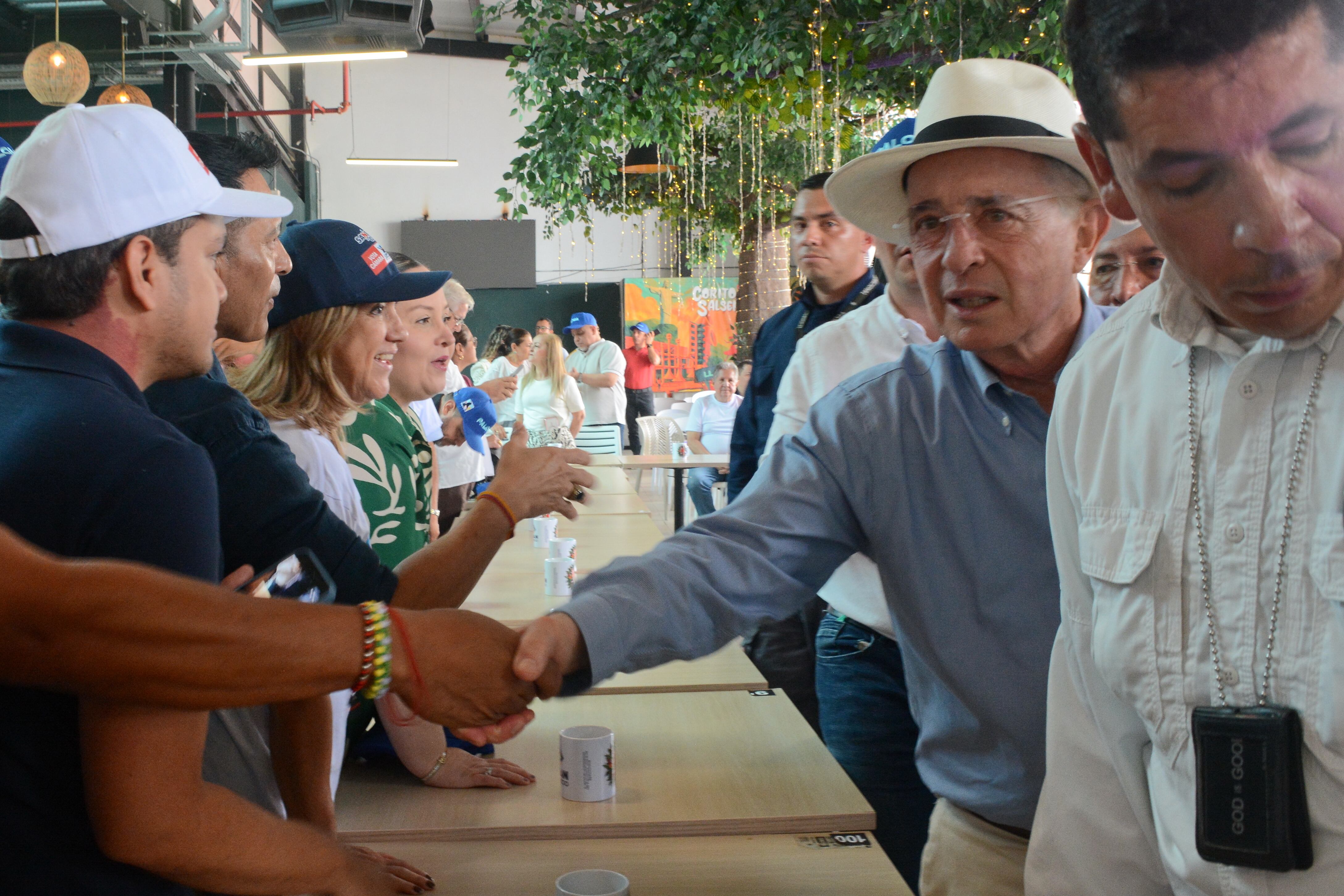 El líder del Centro Democrático, el expresidente Álvaro Uribe Vélez, llegó este martes a un centro comercial del centro de Cali, junto a la candidata presidencial de esa colectividad, Paloma Valencia. Foto: Jorge Orozco.