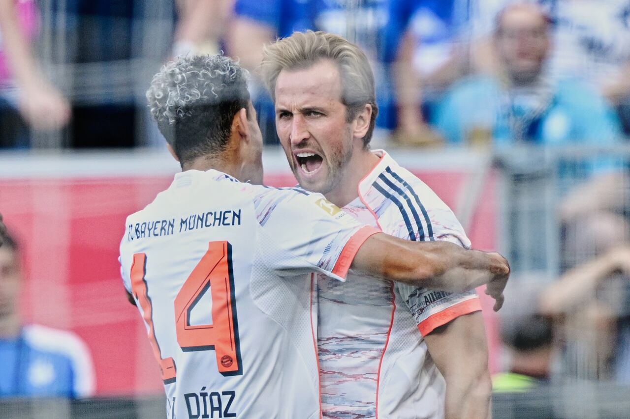 Bayern's Harry Kane, right, celebrates with Luis Díaz scoring their side's second goal of the game from a penalty during the German Bundesliga soccer match between Hoffenheim and Bayern Munich at the PreZero Arena in Sinsheim, Germany, Saturday Sept. 20, 2025. (Uwe Anspach/dpa via AP)