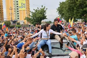María Corina Machado y su videógrafo Luis Gonzalo Pérez, quien tuvo que exiliarse de Venezuela por la persecución del régimen de Nicolás Maduro.