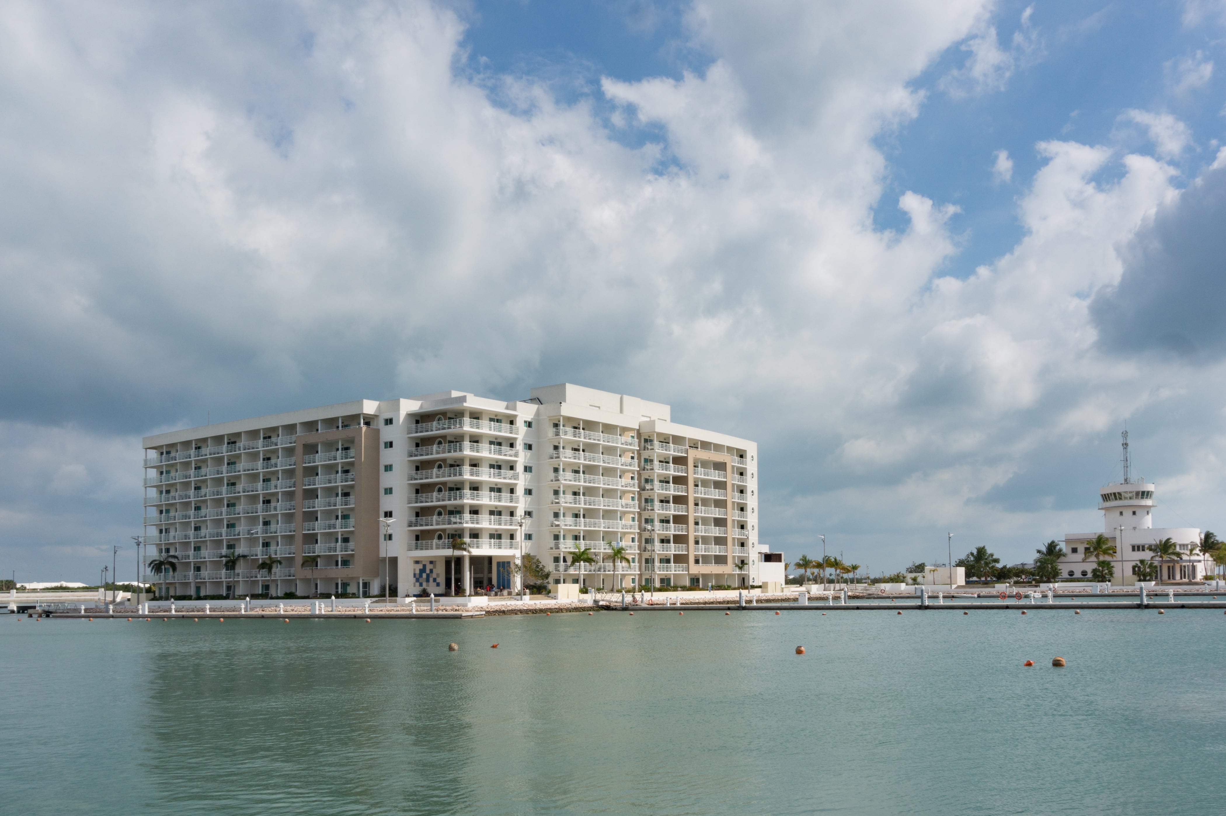 Melia Marina Apartments, un hotel de estadía prolongada, visto desde Marina 'Las Morlas'.