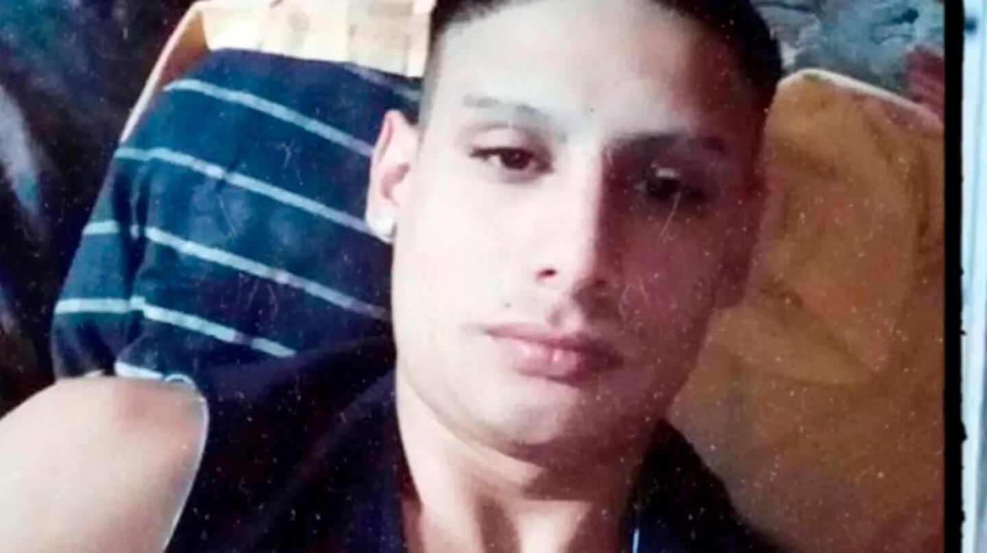 Madre dice que lo dejaron morir, ningún policía lo ayudó. Duró tres horas ahí.