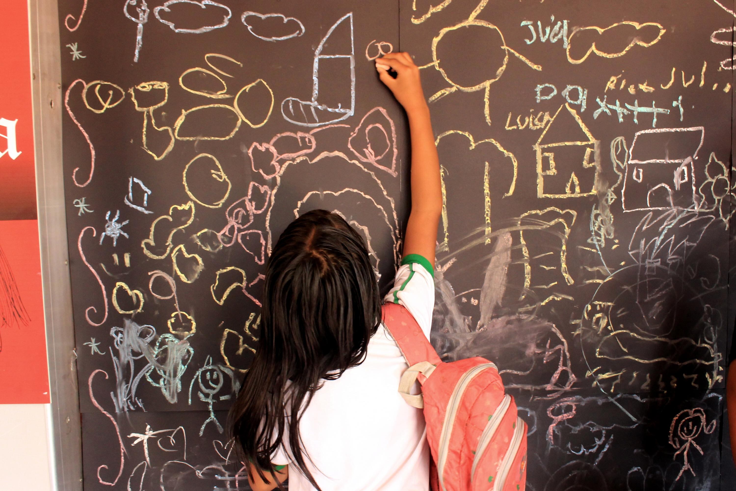 Las celebraciones por el Día Internacional del Idioma en Cali se enfocan en los niños con el ánimo de generar mayores índices de lectura entre ellos.