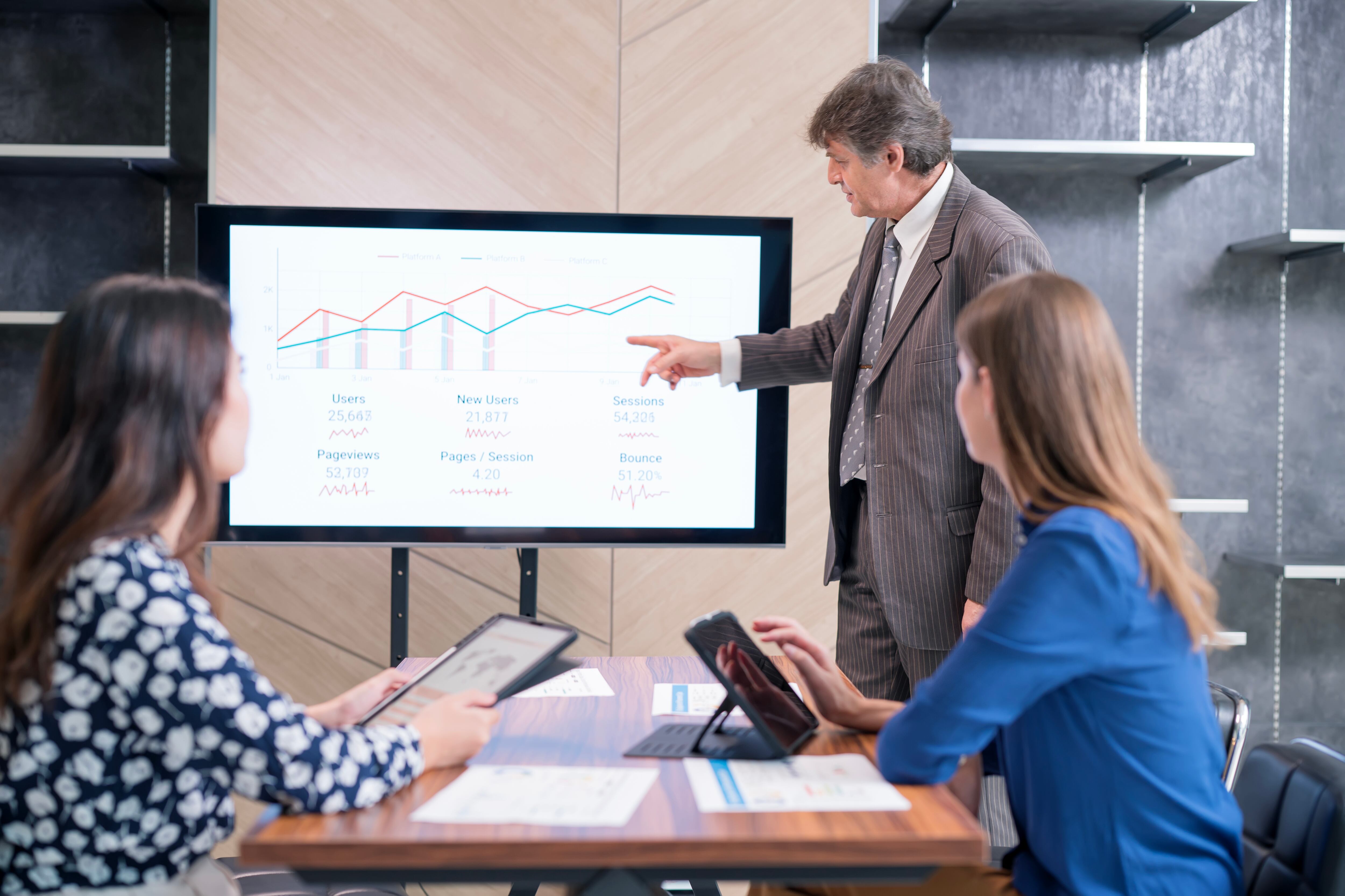 La opción de compartir la pantalla de un computador en un televisor es una función útil.