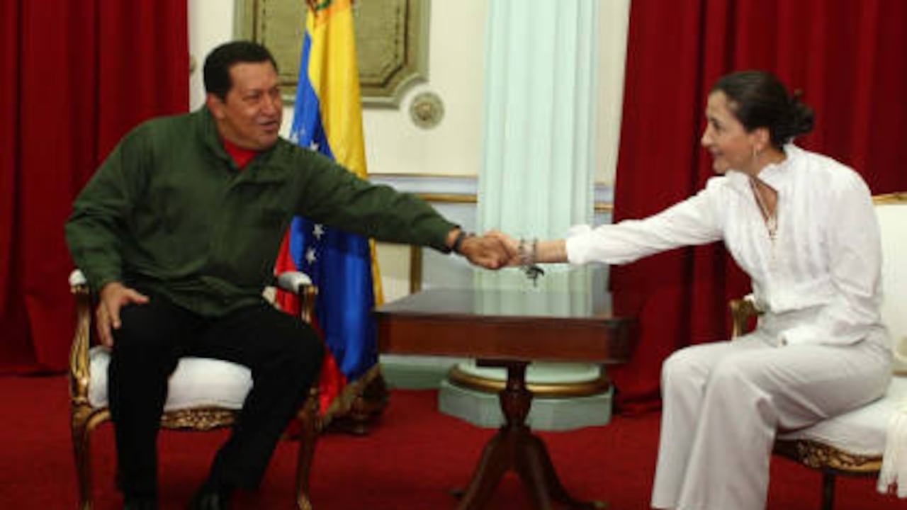 Días después de su rescate, Íngrid Betancourt se reunió con el presidente venezolano, Hugo Chávez. Foto Archivo