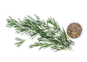 El romero es una de las plantas más recomendadas para fortalecer el cabello y cubrir las canas.