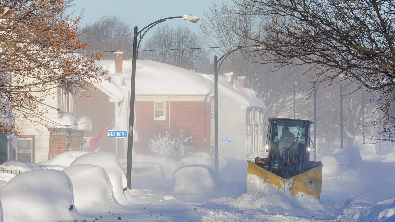 Hasta el momento se ha confirmado el fallecimiento de dos personas en el estado de Nueva York por episodios cardíacos, mientras los organismos correspondientes se afanaban en retirar la ingente cantidad de nieve acumulada en la vía pública.