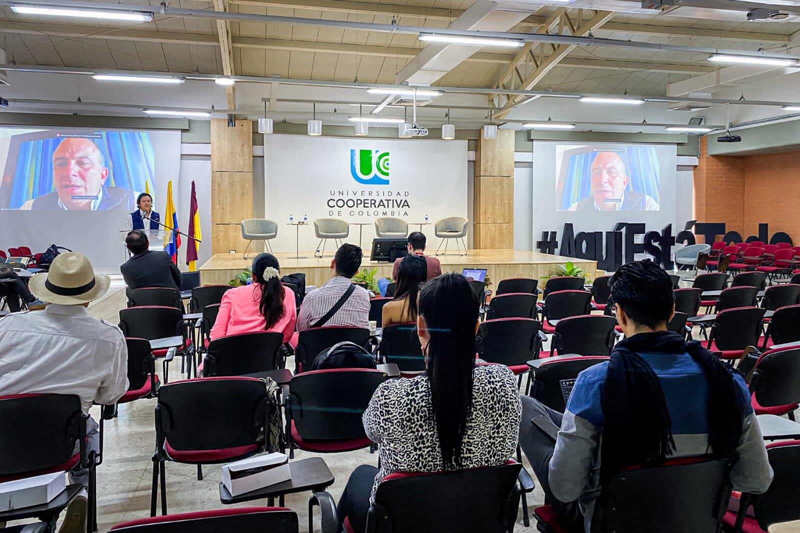 Defensoría pide avanzar en medidas para frenar violencia de género contra periodistas en plataformas digitales