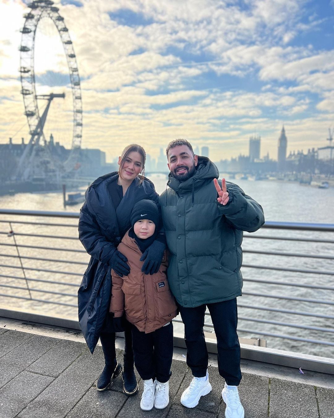 Cintia Cossio, su esposo Jhoan López y su hijo Thiago. Foto: Instagram @jhoanlopez.