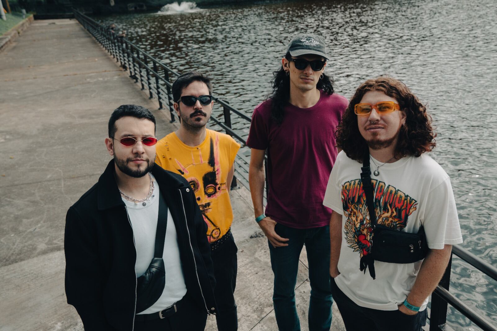 Fundada en 2020, Pirineos en Llamas está integrado por Fabián Buitrago (guitarra y voz), David Giraldo (batería), Manuel Orrego (bajo), Miguel Restrepo (guitarra y voz principal) y Maclovin (guitarra y voz).