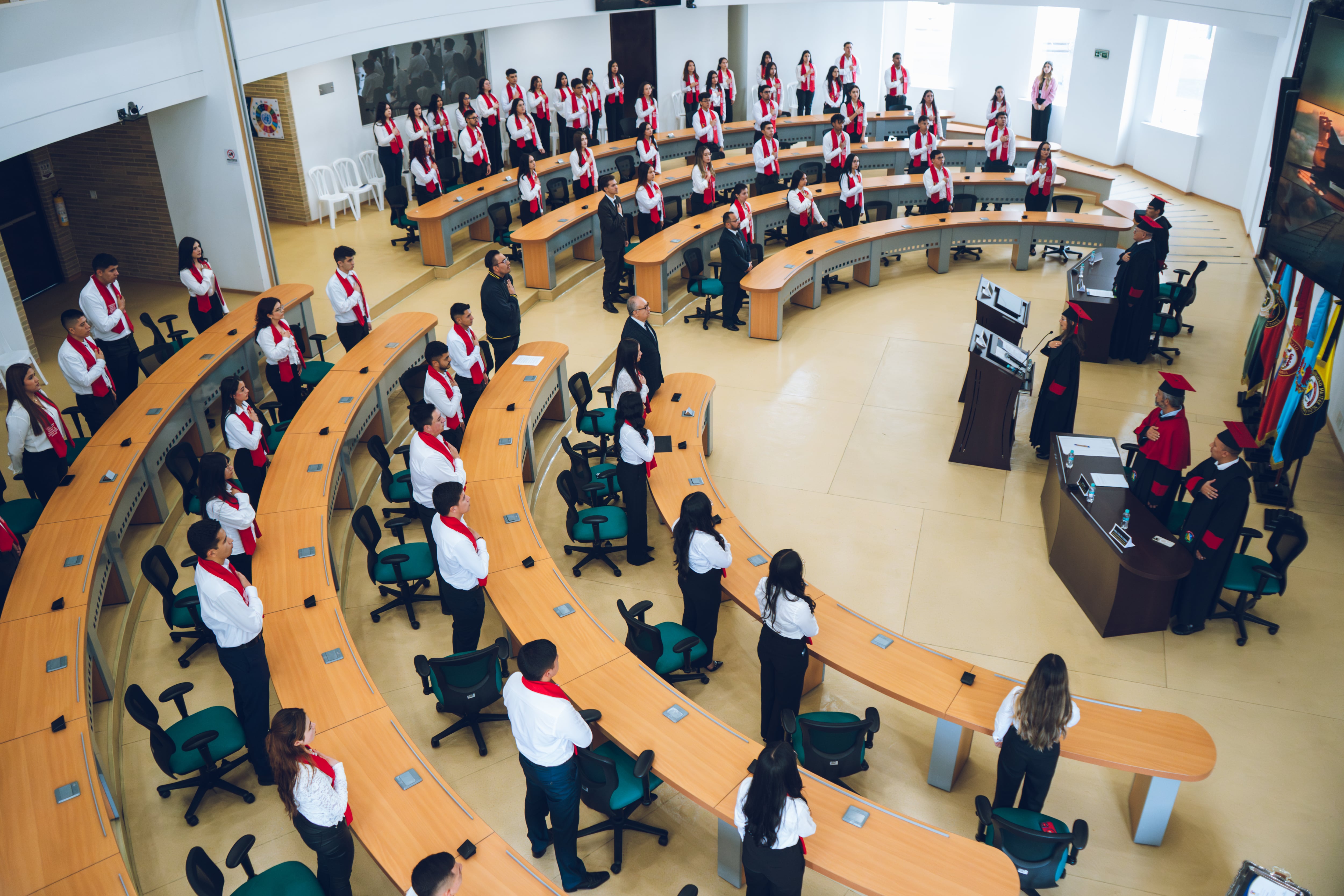 Estudiantes de la Universidad Militar Nueva Granada durante una jornada académica orientada a la formación integral y el desarrollo de capacidades para la convivencia