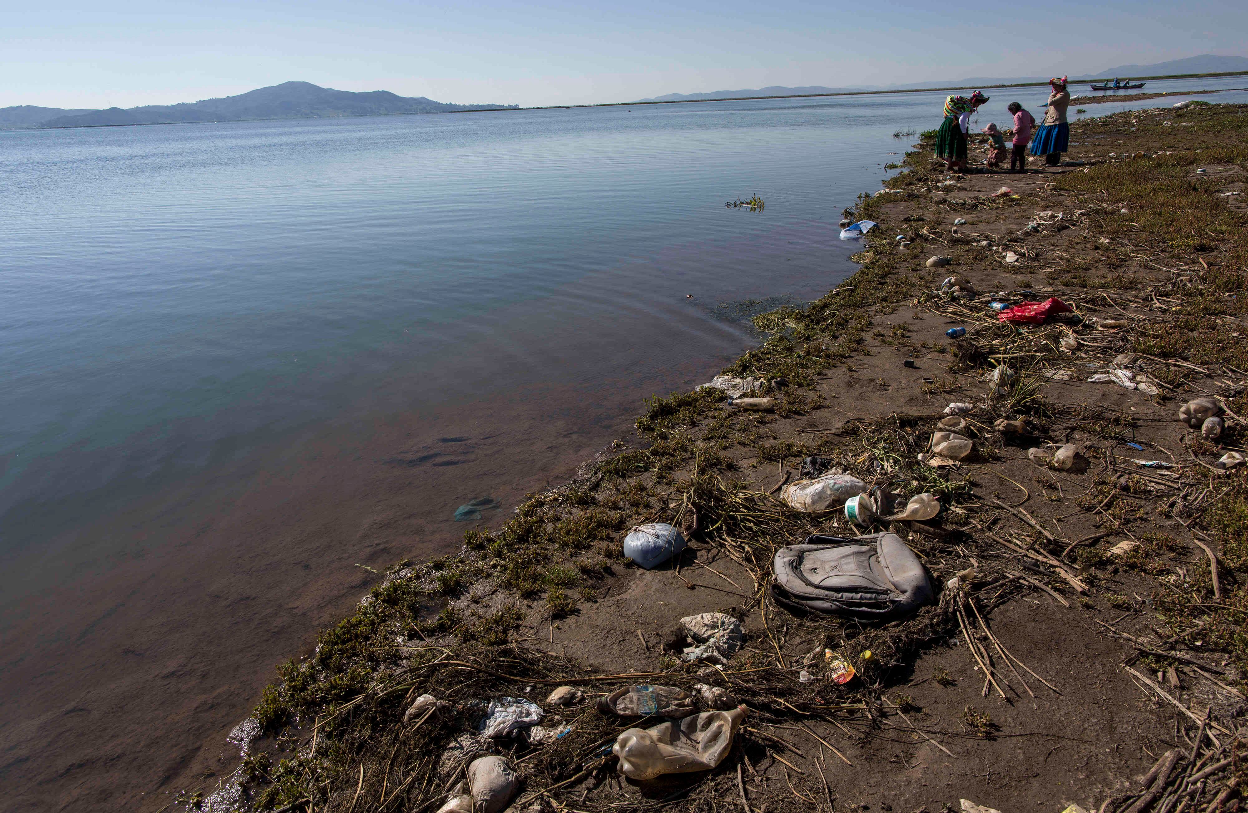 La basura cubre las orillas del lago Titicaca, donde la activista ambiental Maruja Inquilla habla con los habitantes de Coata, en la región de Puno, Perú. Inquillla está alertando a los vecinos de los peligros que acechan en sus alimentos y agua. "Si las ranas pudieran hablar, dirían: 'Esto me está matando'", dijo. (AP Photo / Rodrigo Abd)